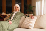 ⁦فستان بسوستة وطباعة عربي⁩ - الصورة ⁦5⁩